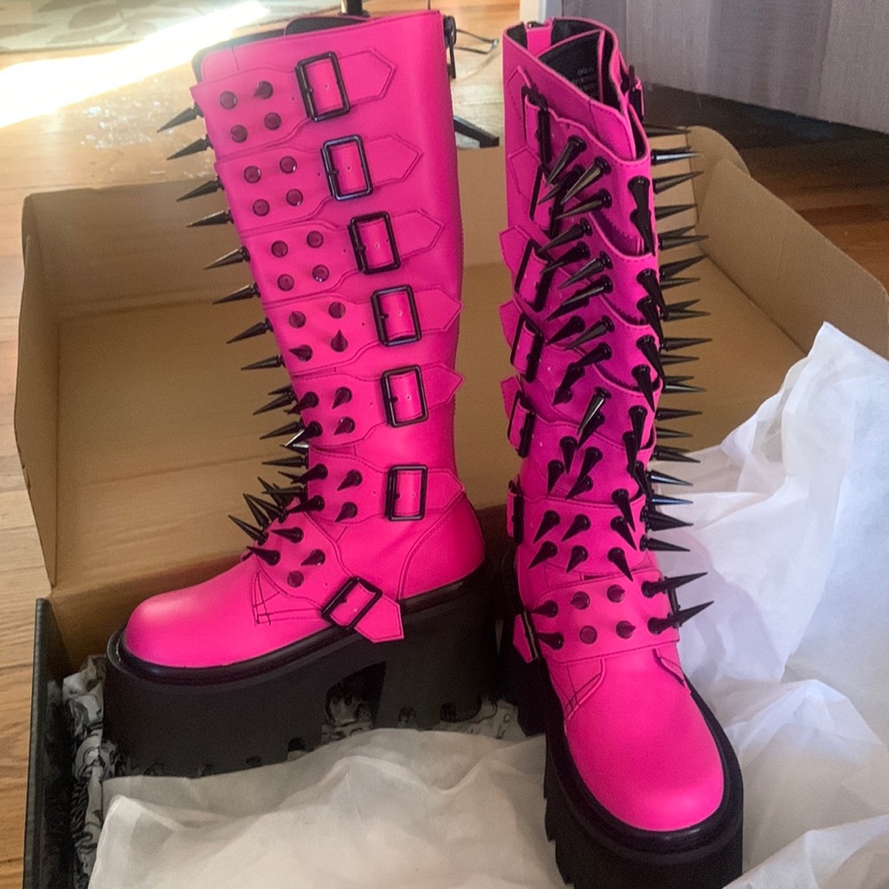 NWT current mood spiked pink boots